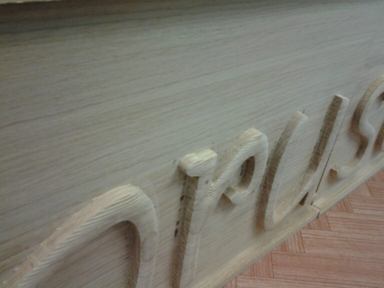 scritta incisa su legno